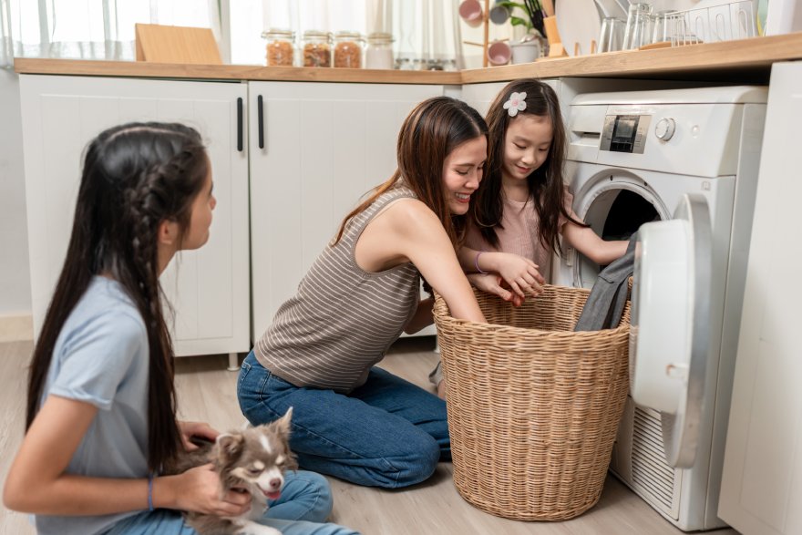 Mama pere veš sa decom koristeći LG mašinu