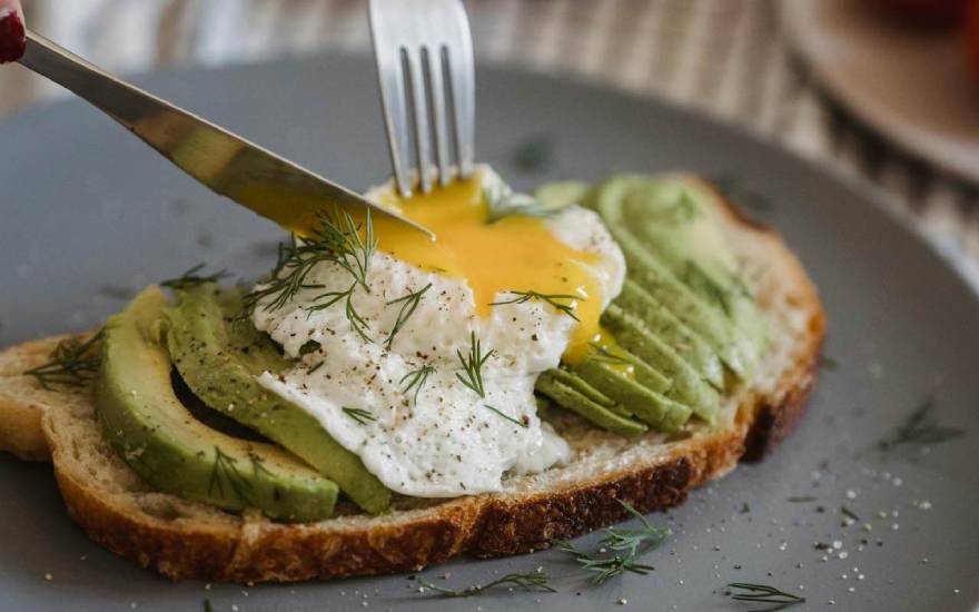 Avokado tost sa poširanim jajetom