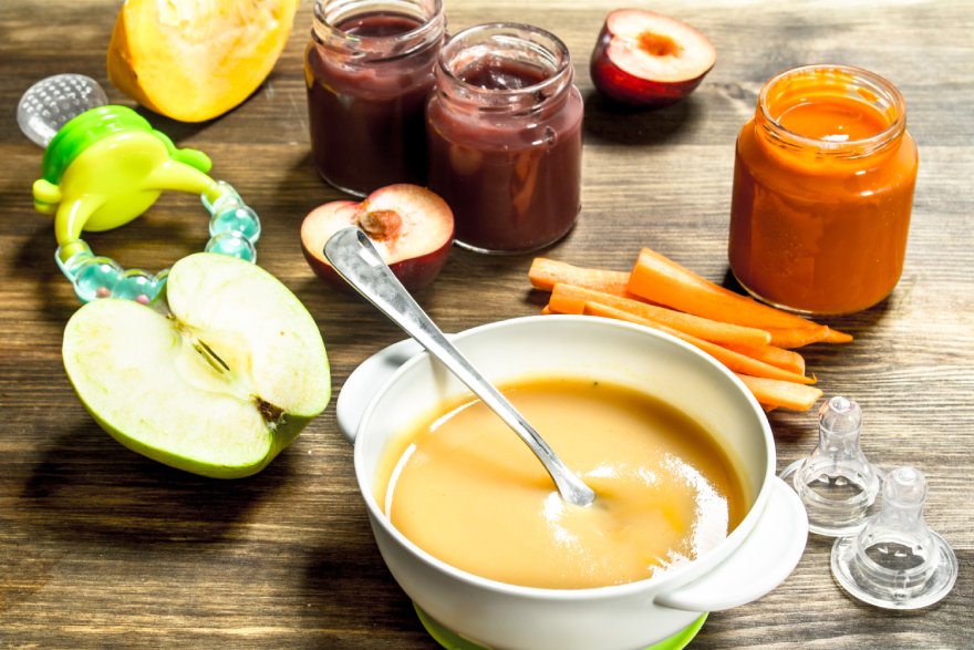 Hrana za bebe na stolu