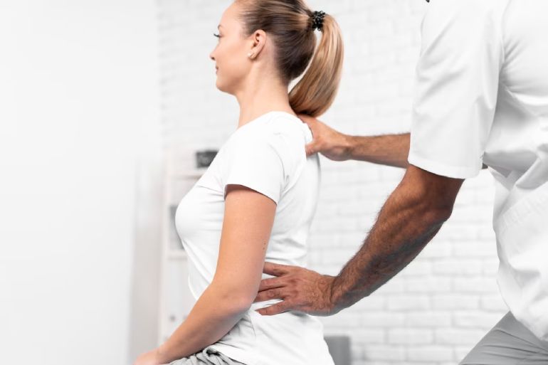 fizioterapeu pregleda zeni leđa