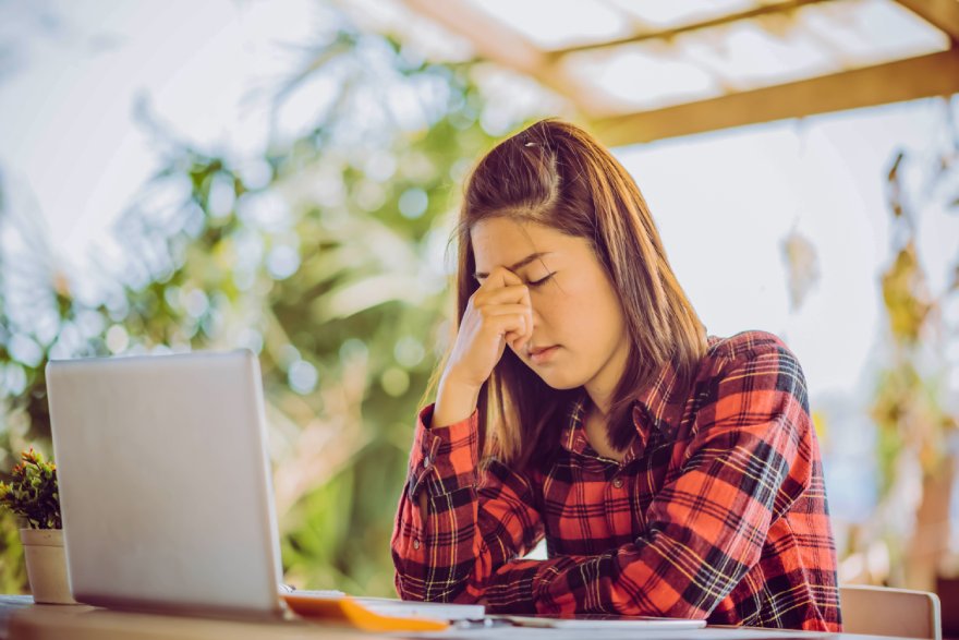 Žena sa glavoboljom za kompijuterom