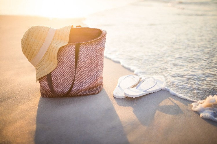 japanke i torba na plazi