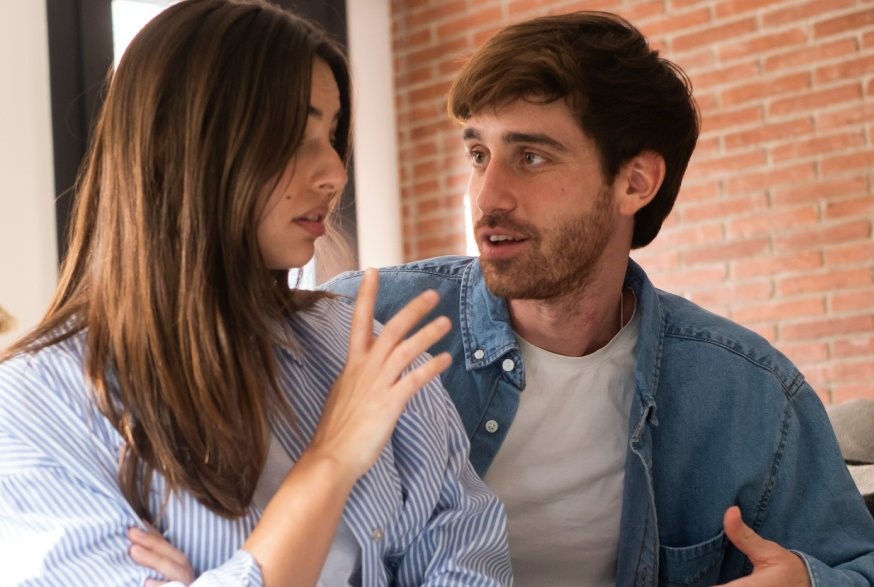 Žena i muškarac pričaju