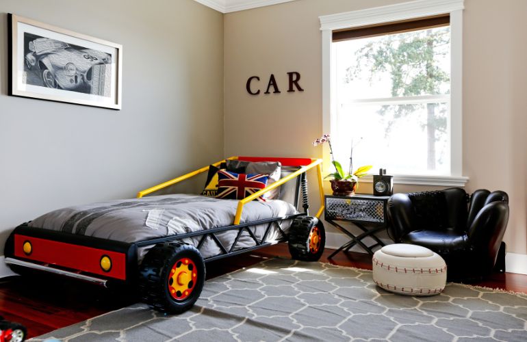 Deciji krevet u obliku automobila u dečijoj sobi.