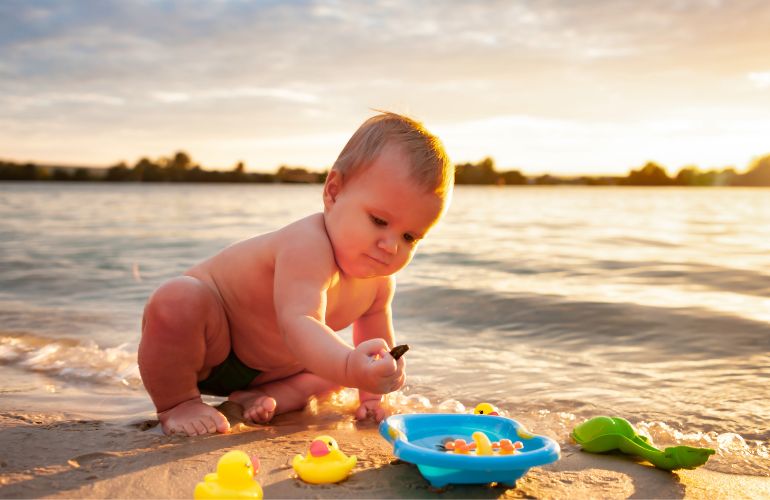 Beba se igra na plaži.