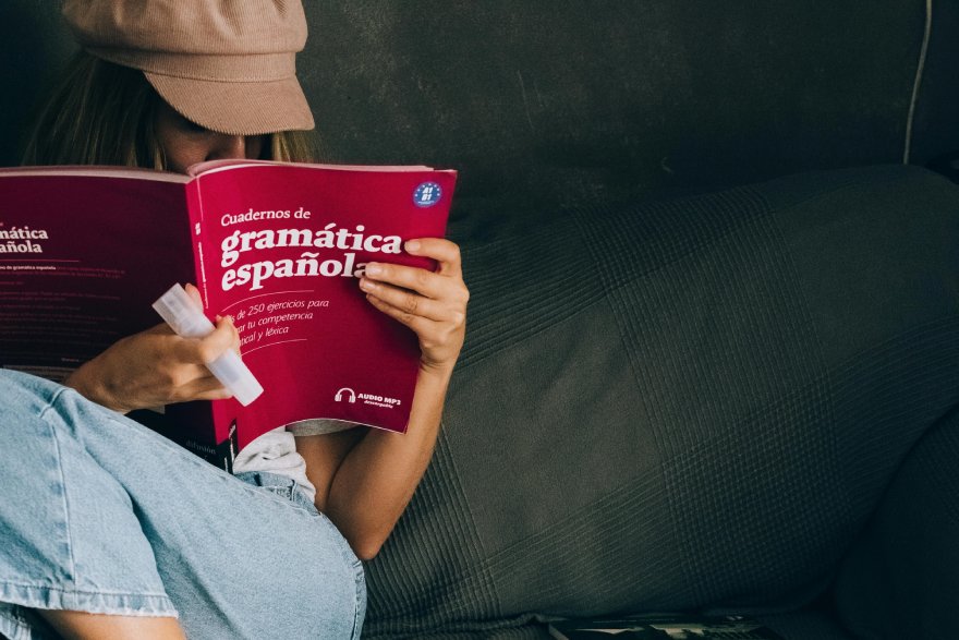 Žena čita knjigu španske gramatike