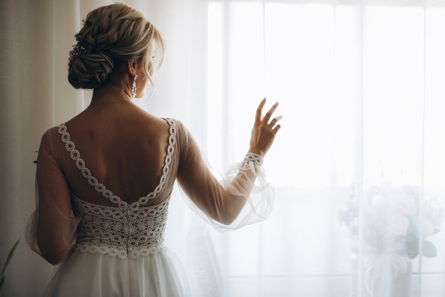 Mlada nosi venčanicu sa otvorneim ledjima