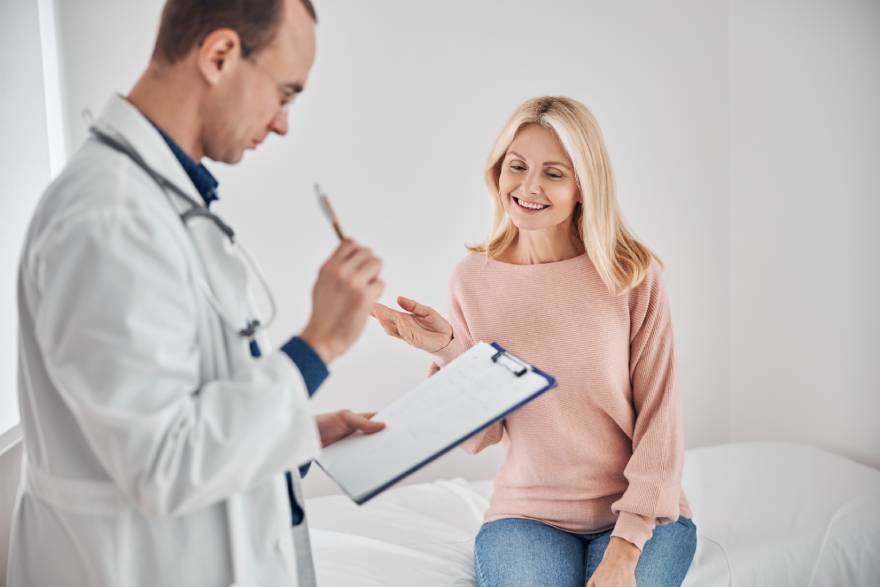 Žena kod doktora u kancelariji