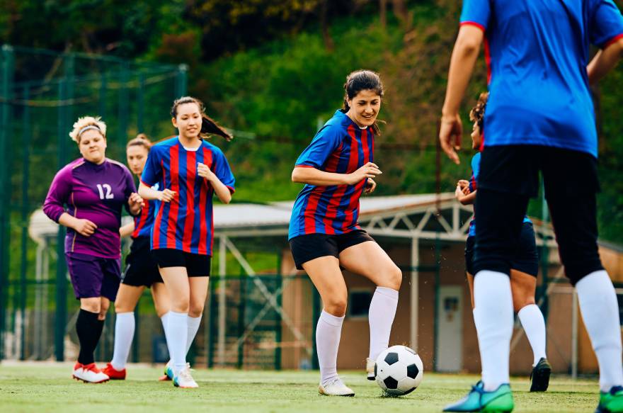 Žene igraju fudbal napolju