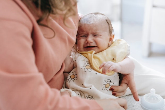 beba place zbog grceva