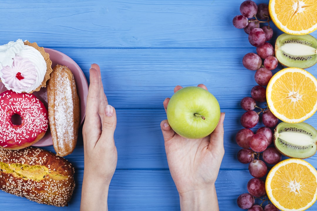 Biranje izmedju zdravog voca i nezdrave brze hrane.